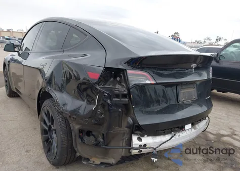 2023 Tesla Model Y Awd/Long Range Dual Motor All-Wheel Drive z USA, uszkodzony, nr VIN 7SAYGAEE7PF741916